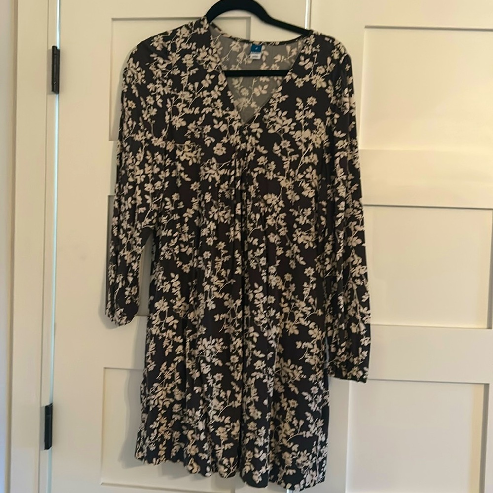 Gray and Cream flowered ling sleeve dress. Old Navy Sz M